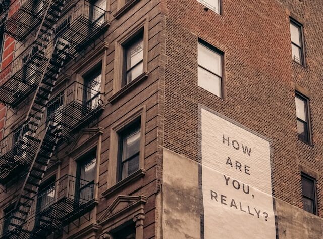 Jak sprzedaje cisza? Psychologia pauzy i niedopowiedzeń w rozmowie handlowej