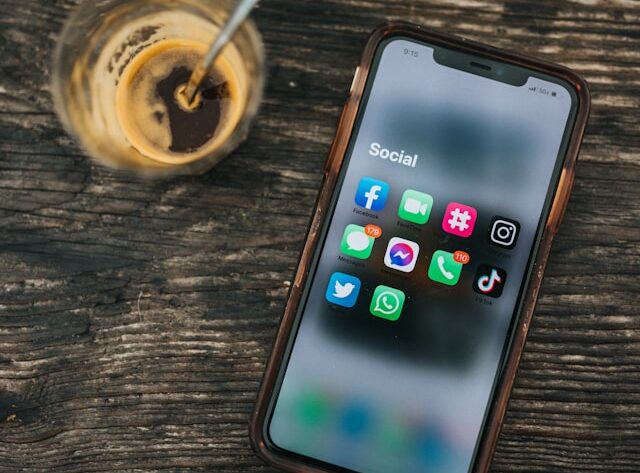 Kultura natychmiastowej reakcji: jak media społecznościowe skracają dystans emocjonalny